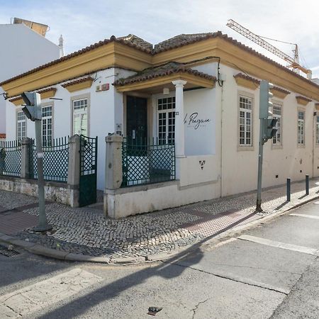 Le Penguin Hostel Faro Bagian luar foto