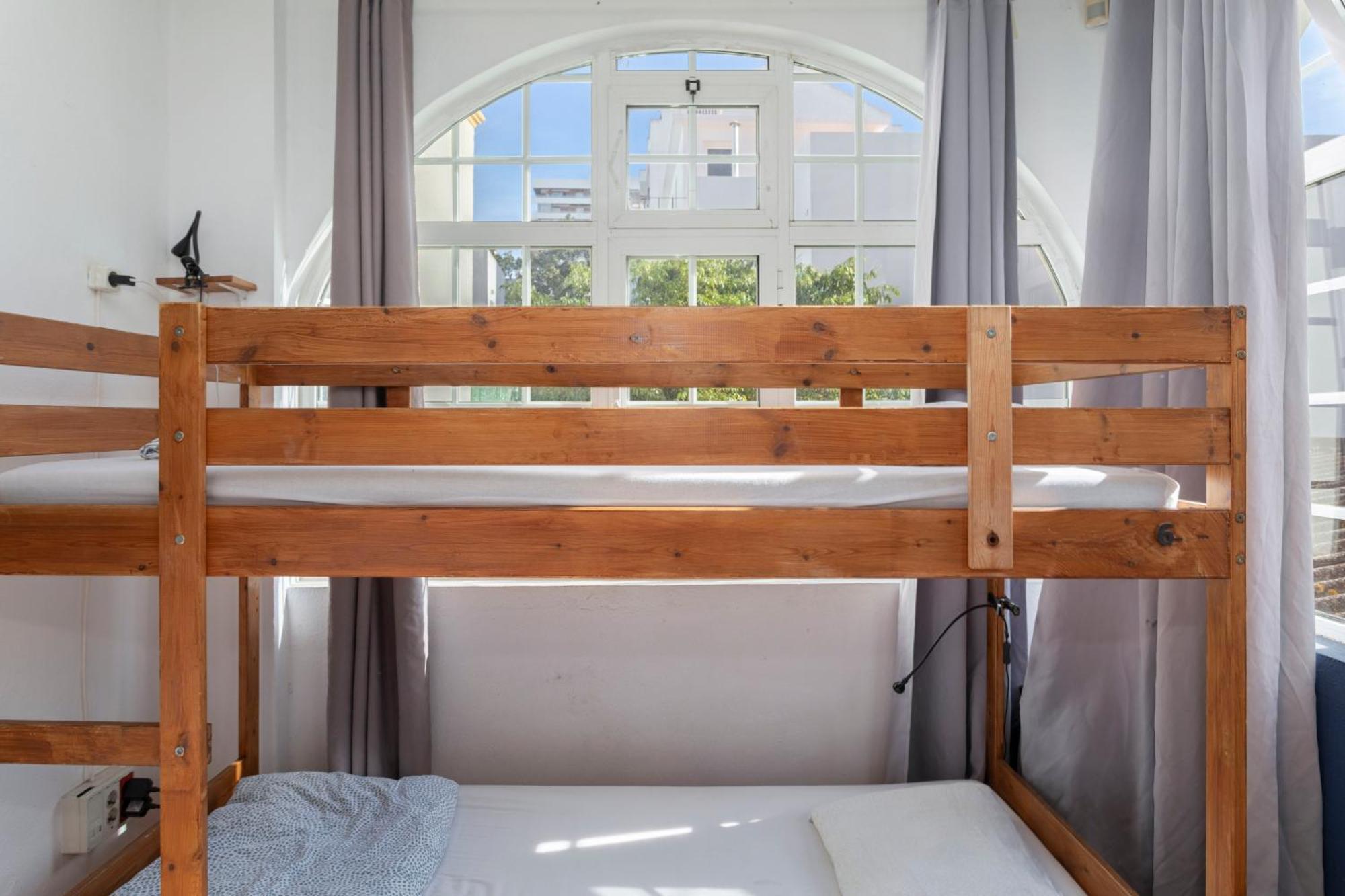 Le Penguin Hostel Faro Bagian luar foto
