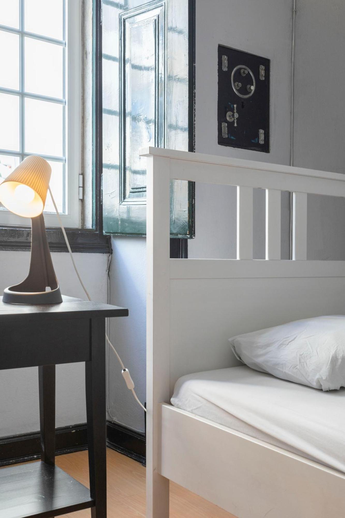 Le Penguin Hostel Faro Bagian luar foto