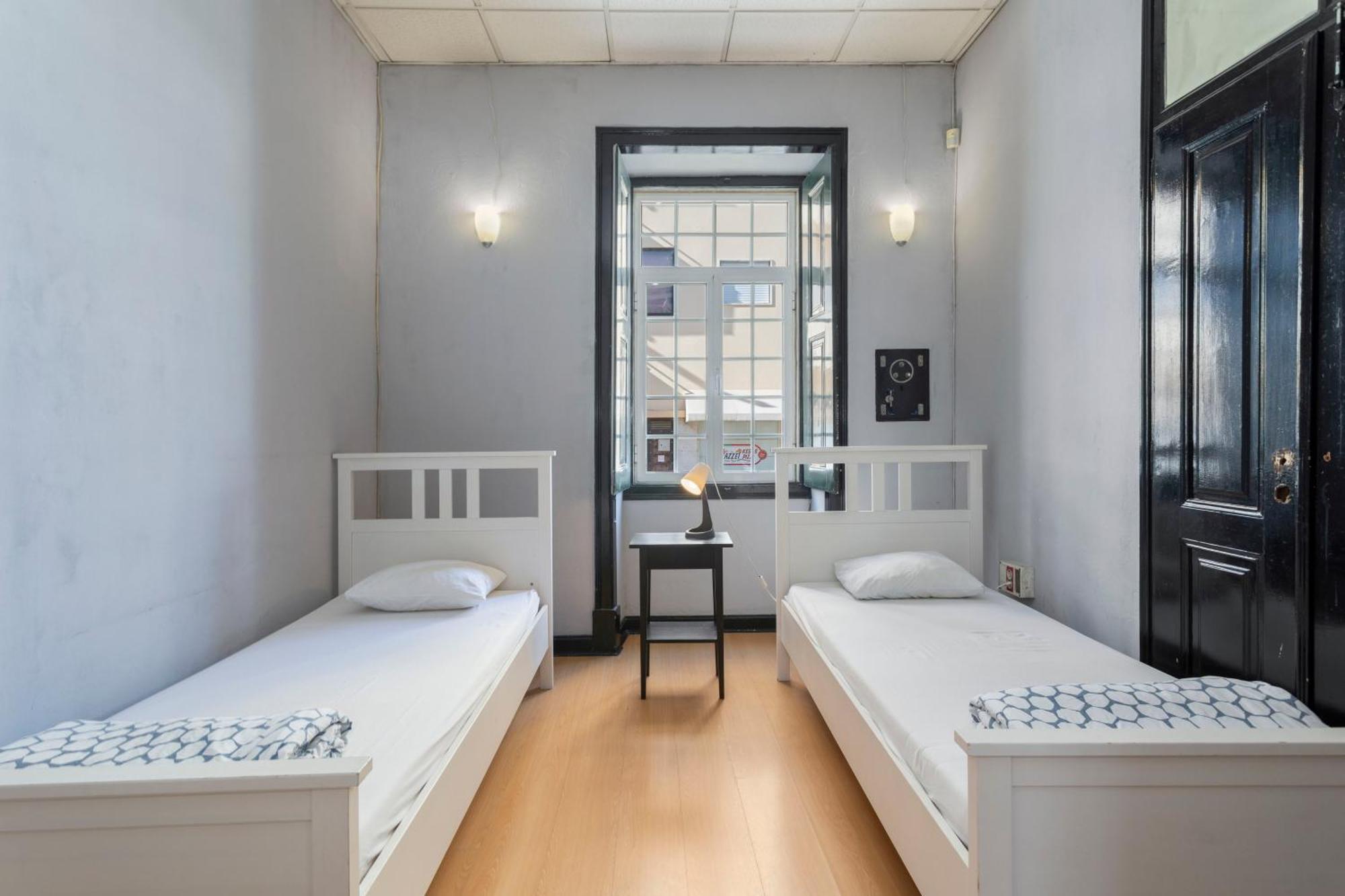 Le Penguin Hostel Faro Bagian luar foto