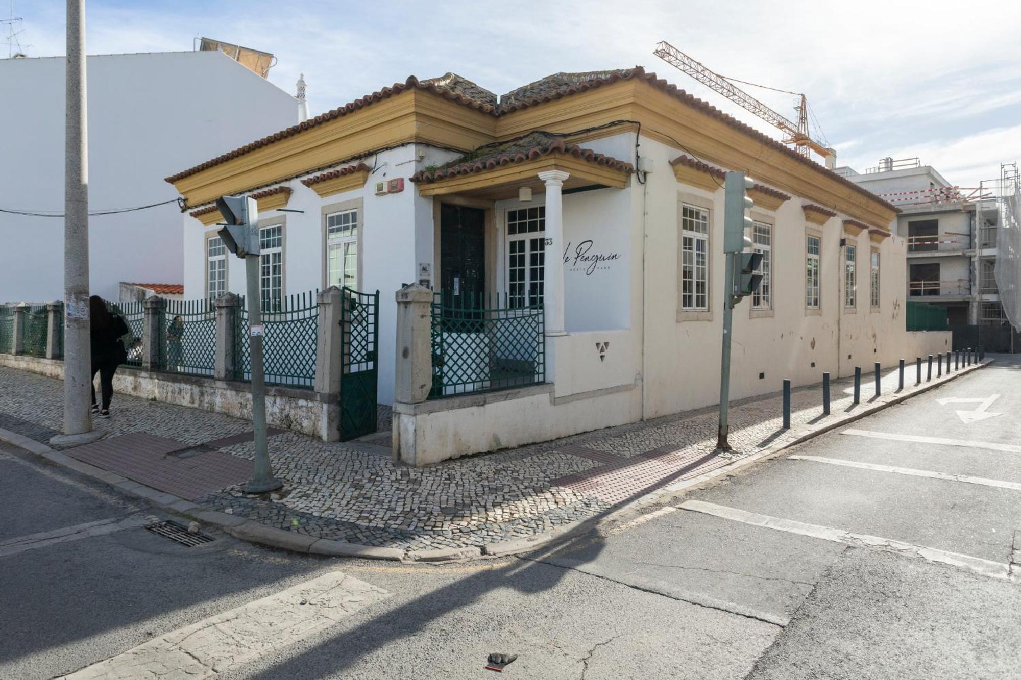 Le Penguin Hostel Faro Bagian luar foto