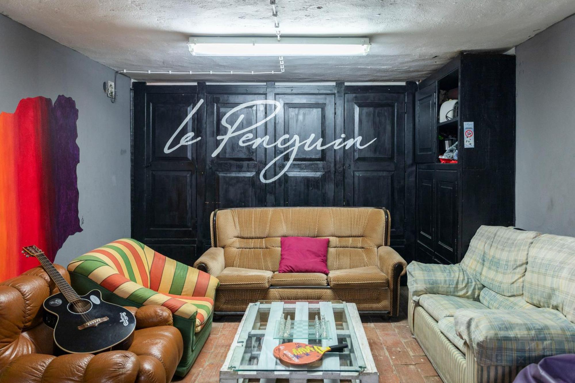 Le Penguin Hostel Faro Bagian luar foto
