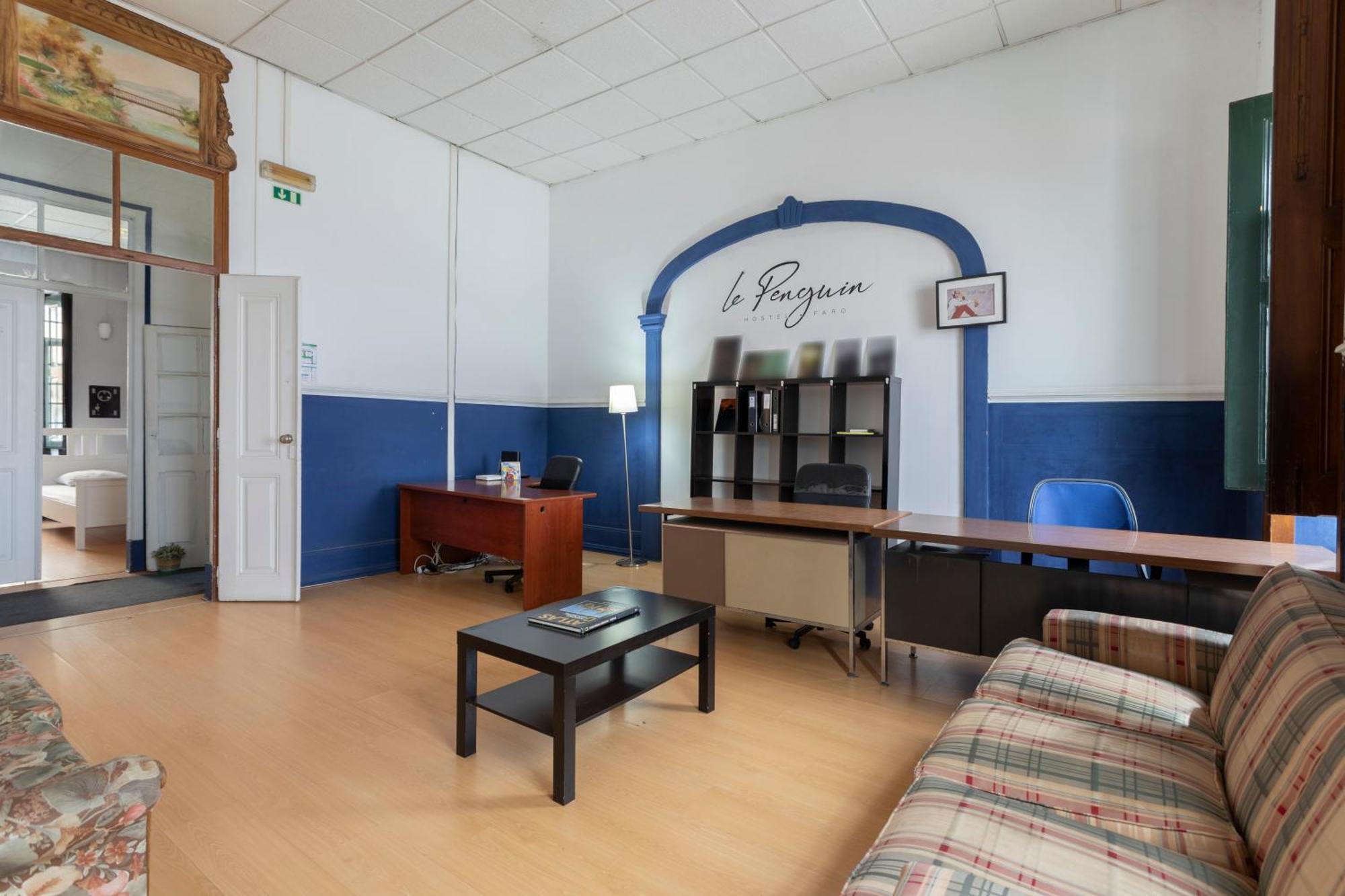 Le Penguin Hostel Faro Bagian luar foto