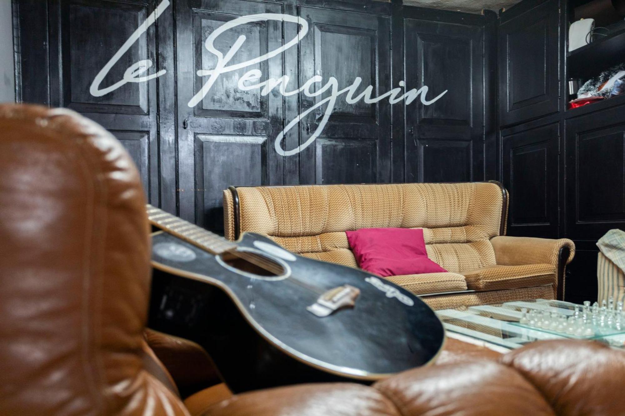 Le Penguin Hostel Faro Bagian luar foto