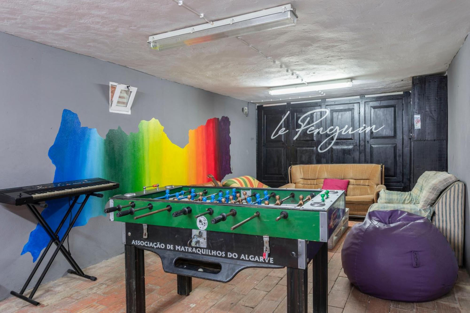 Le Penguin Hostel Faro Bagian luar foto