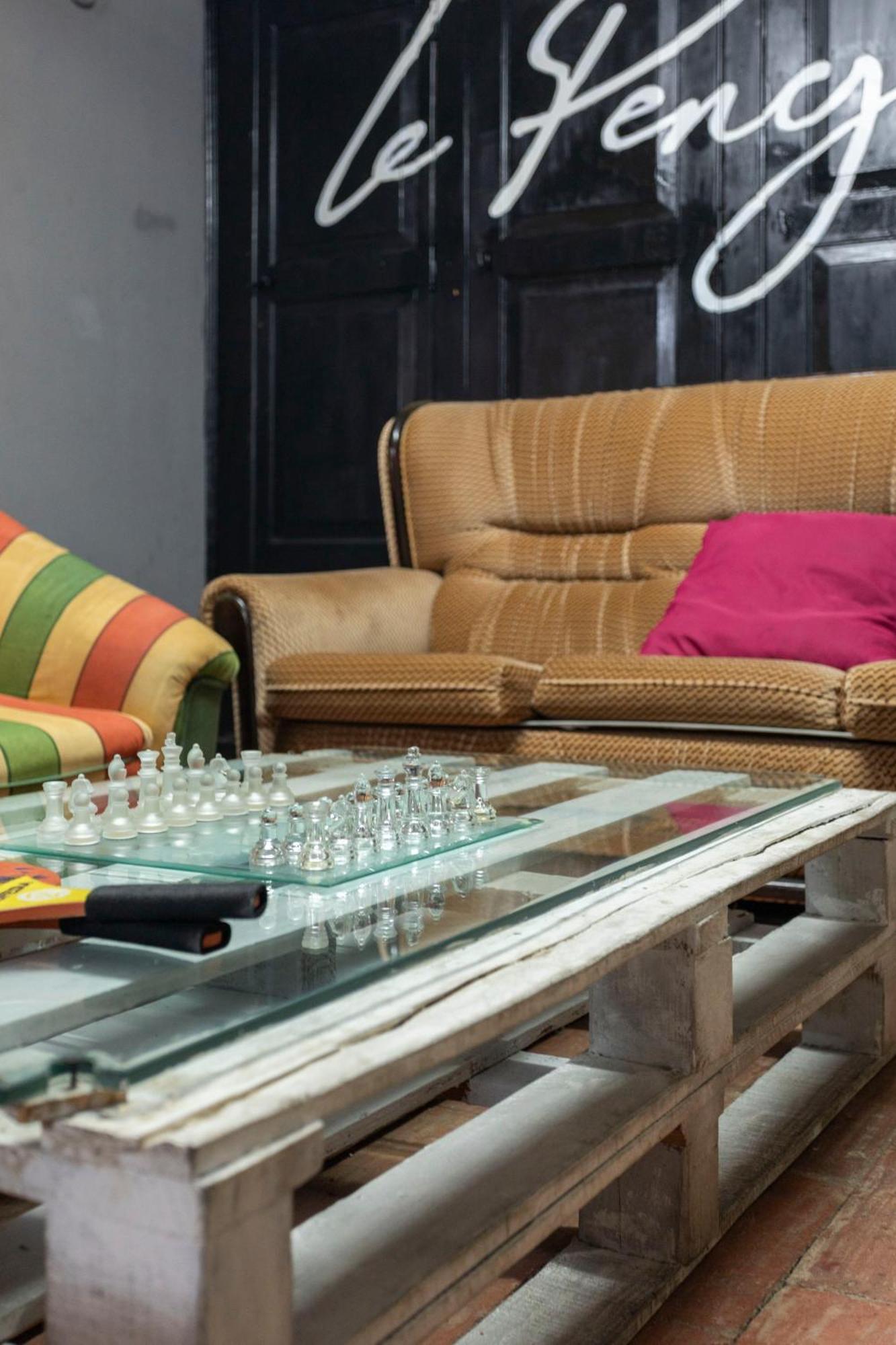 Le Penguin Hostel Faro Bagian luar foto