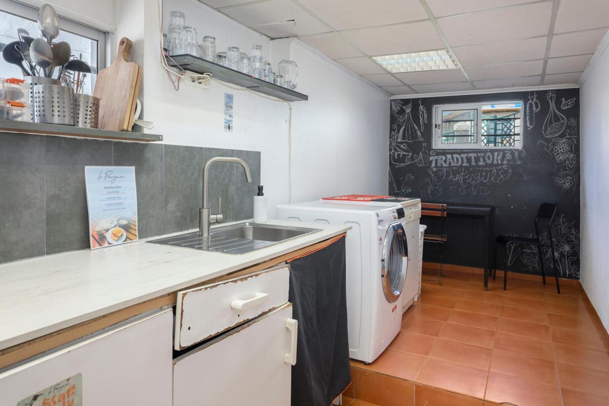 Le Penguin Hostel Faro Bagian luar foto