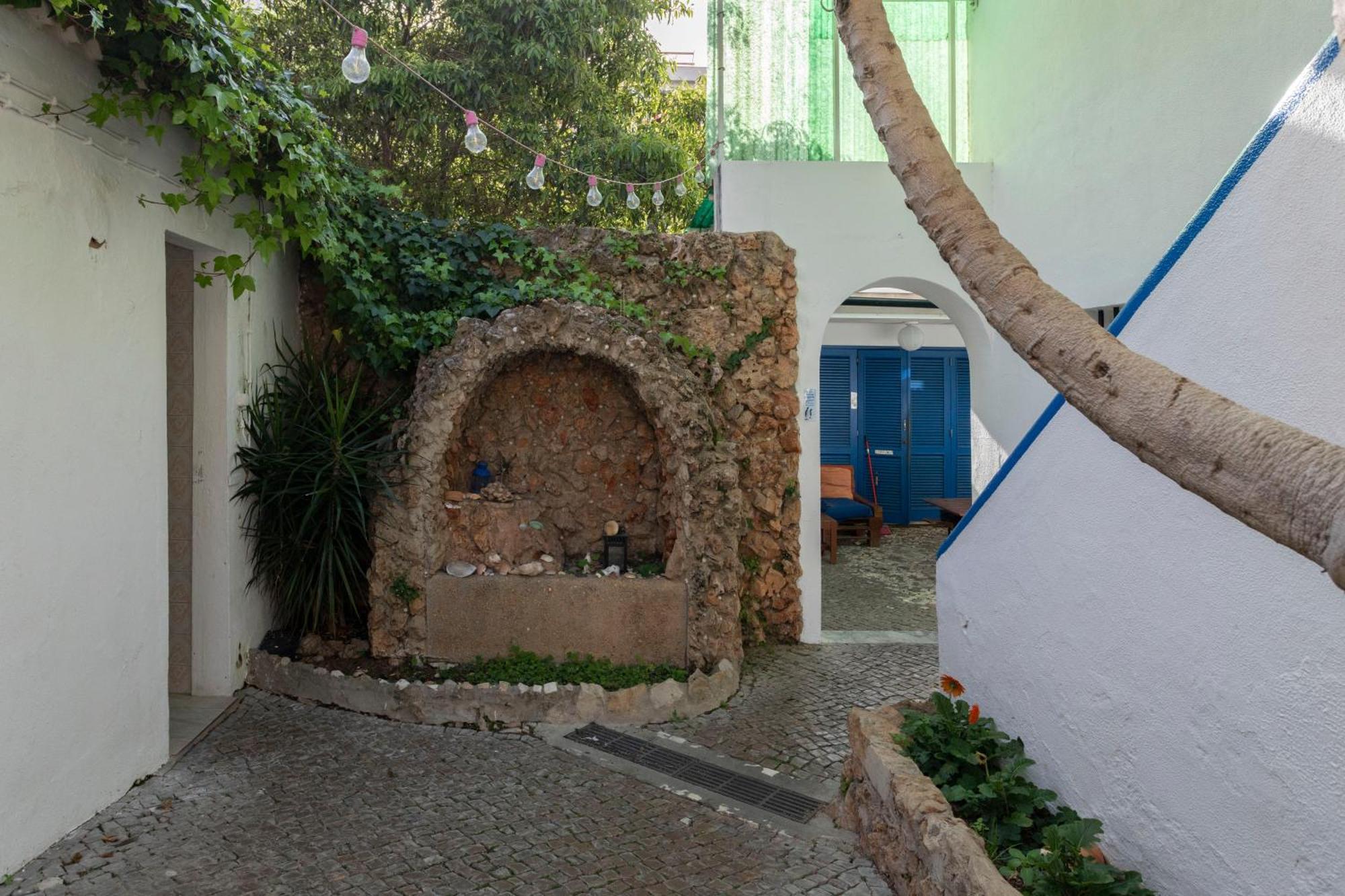 Le Penguin Hostel Faro Bagian luar foto