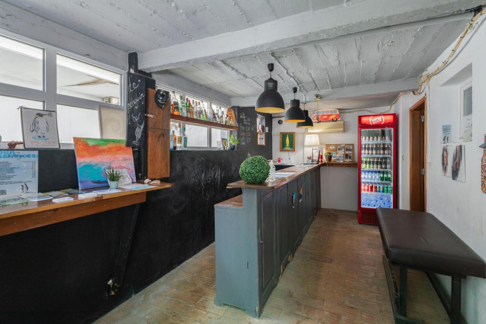 Le Penguin Hostel Faro Bagian luar foto