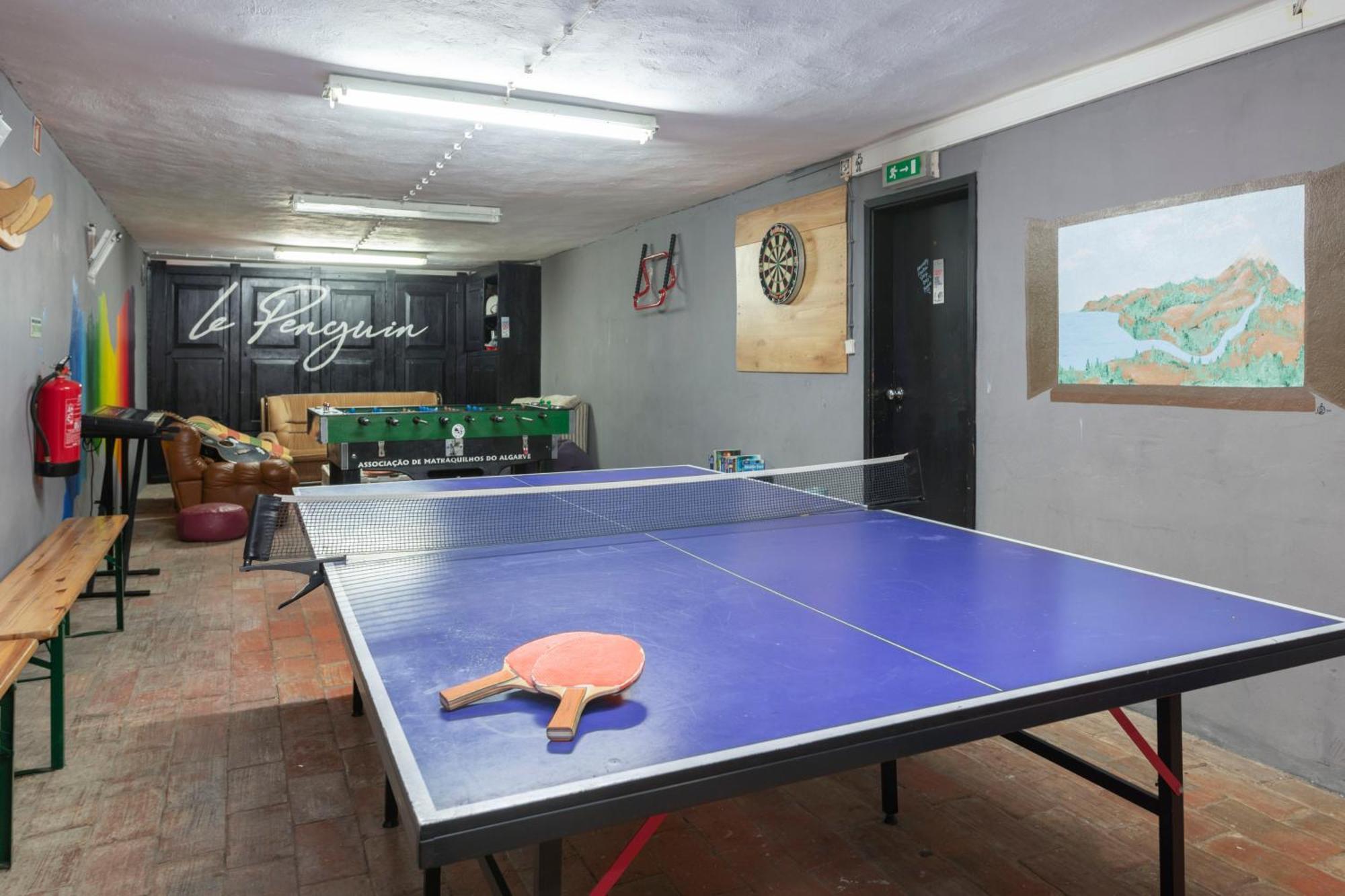 Le Penguin Hostel Faro Bagian luar foto