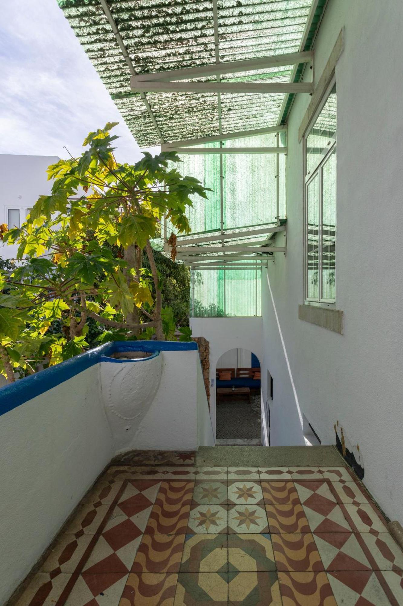 Le Penguin Hostel Faro Bagian luar foto