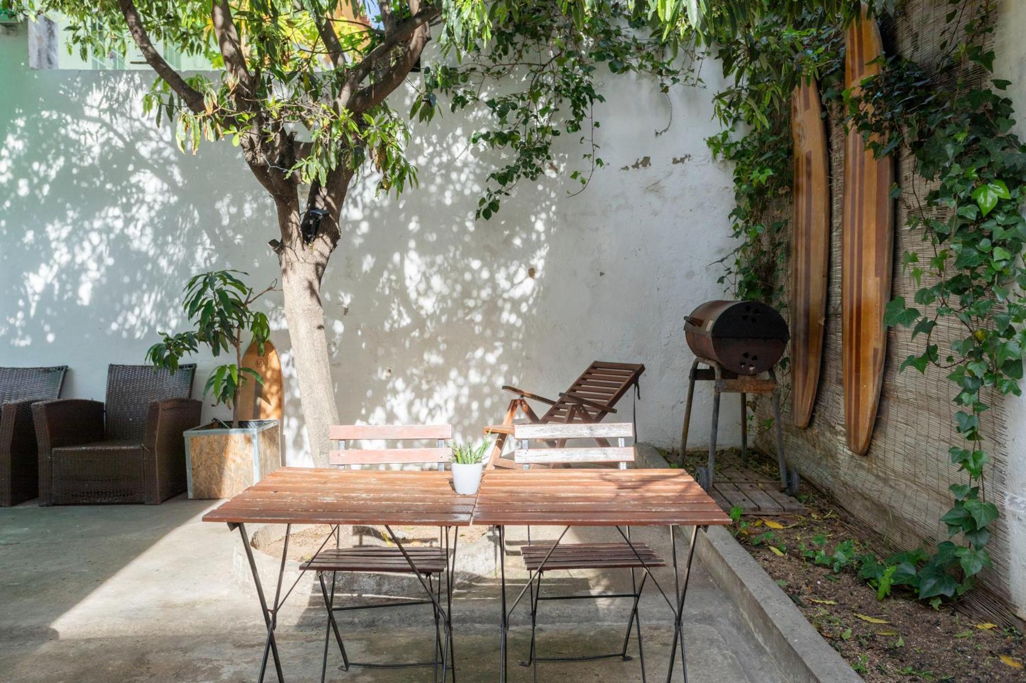 Le Penguin Hostel Faro Bagian luar foto